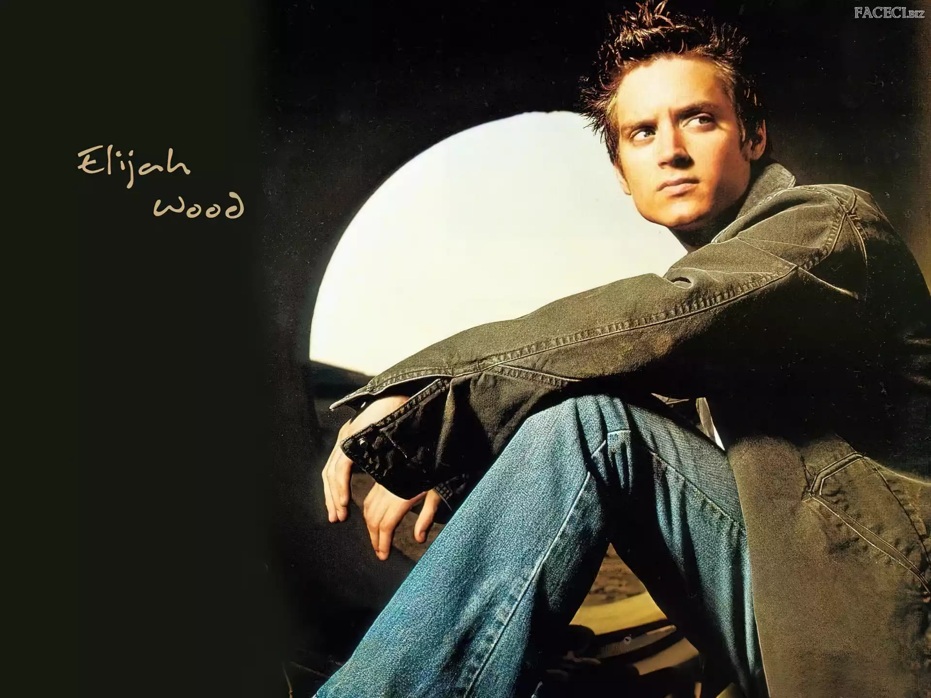 Elijah Wood, brązowa kurtka